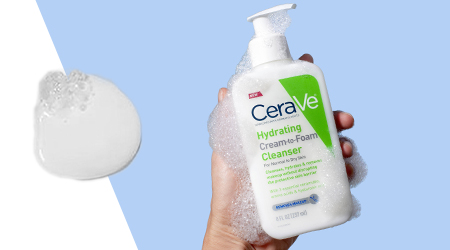 CeraVe Hidratantna kremasto-penušava emulzija pretvara se u pjenu kad ju umasirate u kožu s vodom.